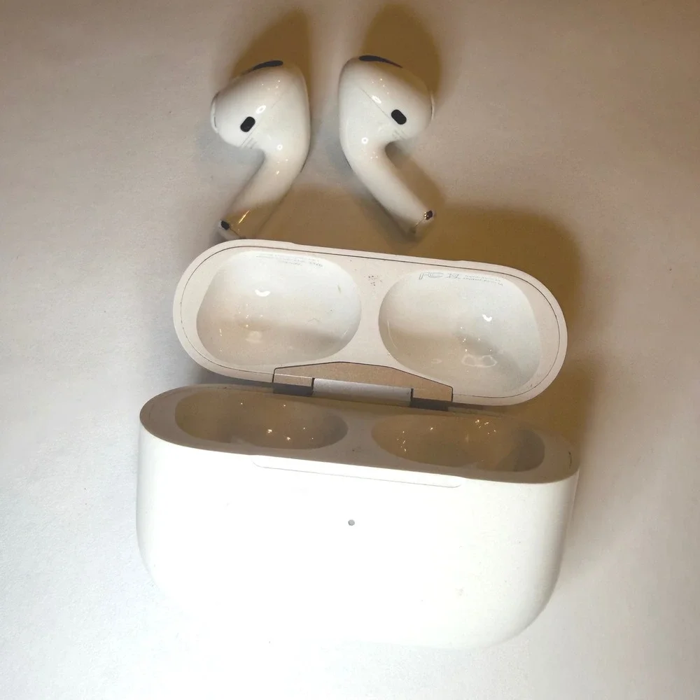 Apple AirPods Pro 1st Gen Wireless Earbuds & MagSafe Charging Case A2190 White